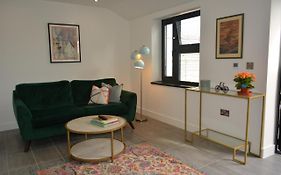 8 Jarn Court